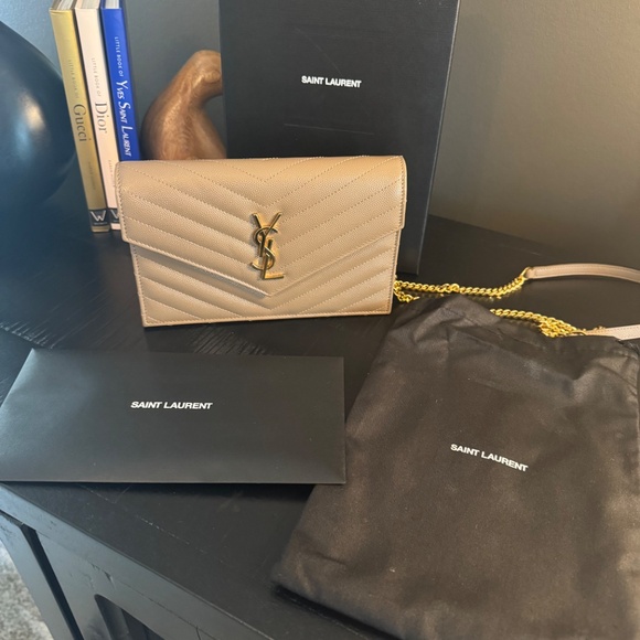 Yves Saint Laurent CASSANDRE ENVELOPE CHAIN WALLET IN GRAIN DE POUDRE LEATHER - Picture 1 of 13
